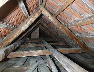 Zateplení stropu staršího rodinného domu pomocí foukané izolace